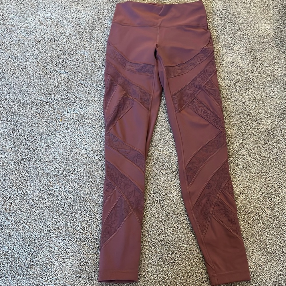 Lululemon Wunder Under leggings with lace.  Size 6